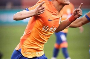 关于集结日山东泰山调整名单以备荷甲，官宣签约环节打磨，气氛紧张，轮换策略成焦点的信息万博体育manbet平台