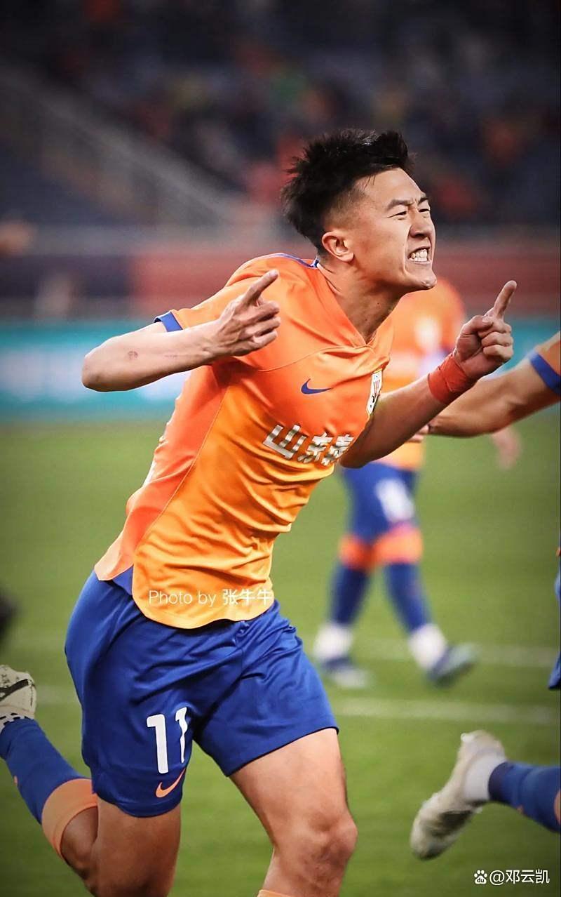 关于集结日山东泰山调整名单以备荷甲，官宣签约环节打磨，气氛紧张，轮换策略成焦点的信息