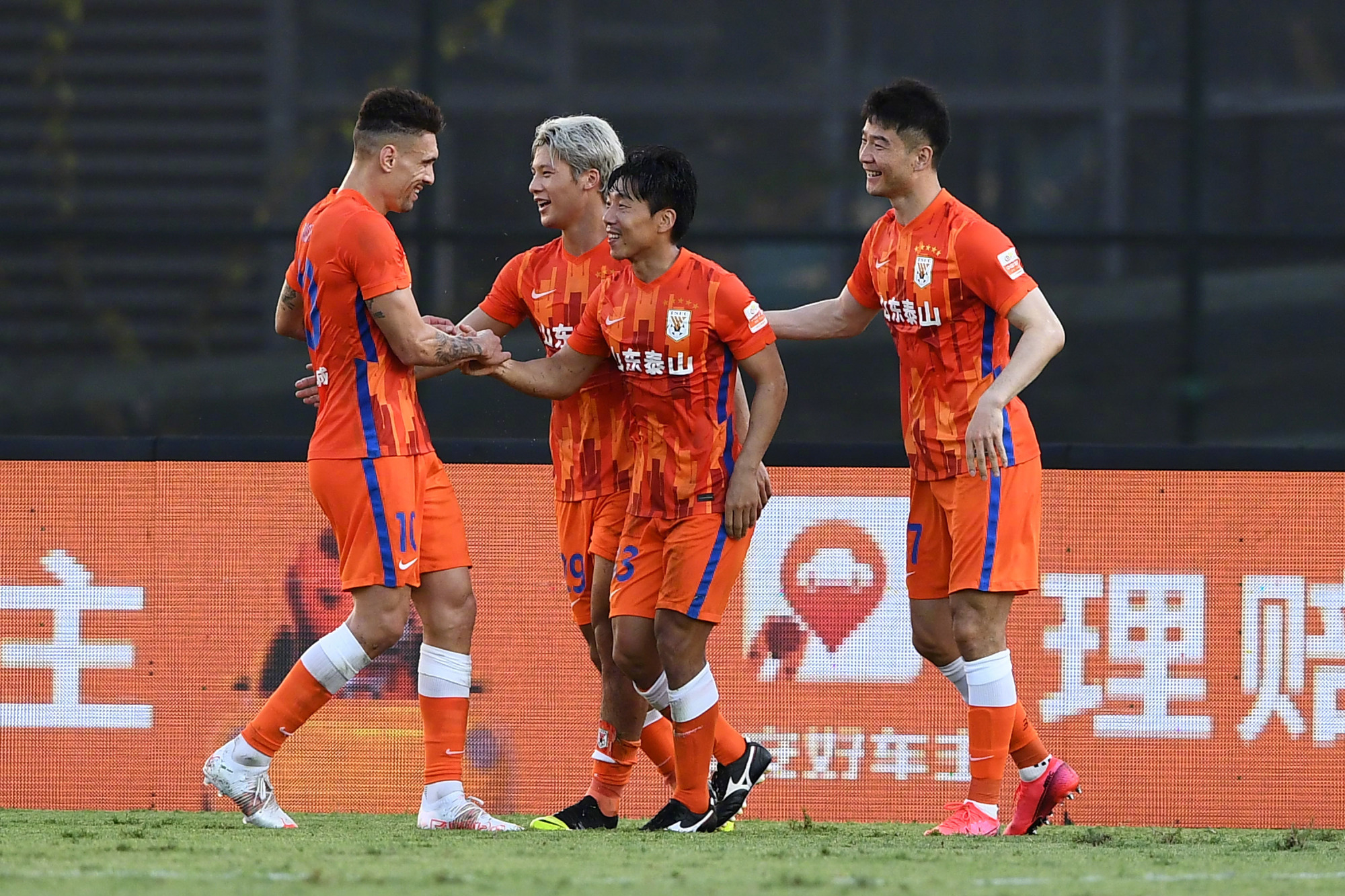 关于集结日山东泰山调整名单以备荷甲，官宣签约环节打磨，气氛紧张，轮换策略成焦点的信息