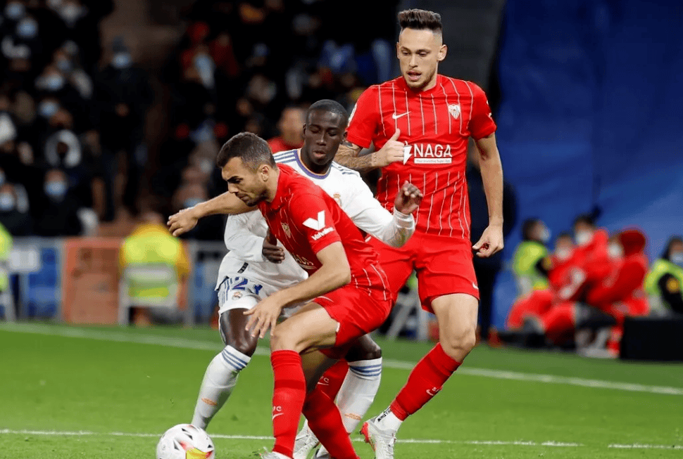 包含德甲赛程吃紧；毕尔巴鄂竞技清晨防线松动；质疑声仍在；更衣室氛围转暖的词条